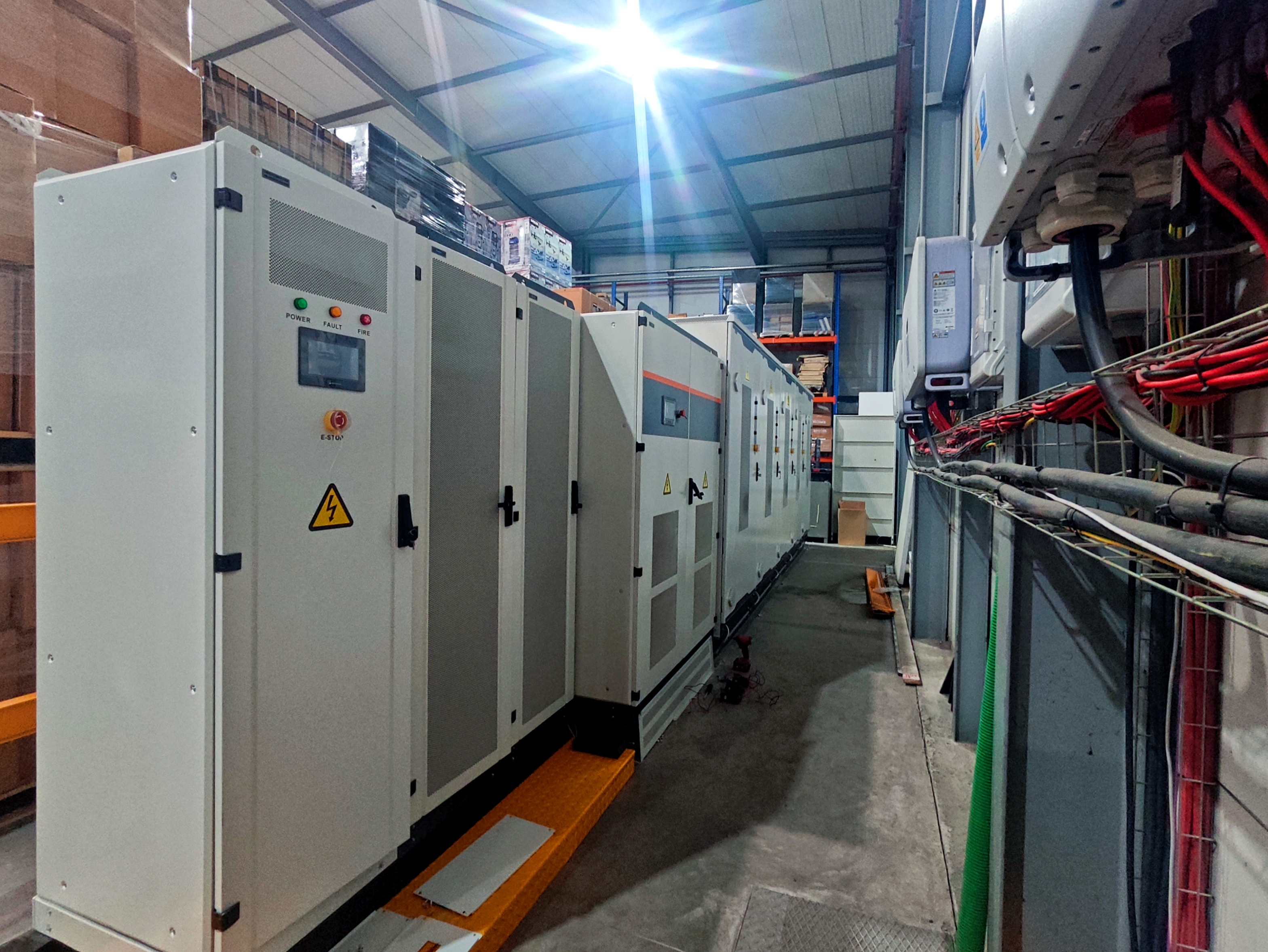 نظام تخزين الطاقة C&I متصل/منفصل عن الشبكة بقدرة 500kW/1.075MWh في أغويدا، البرتغال