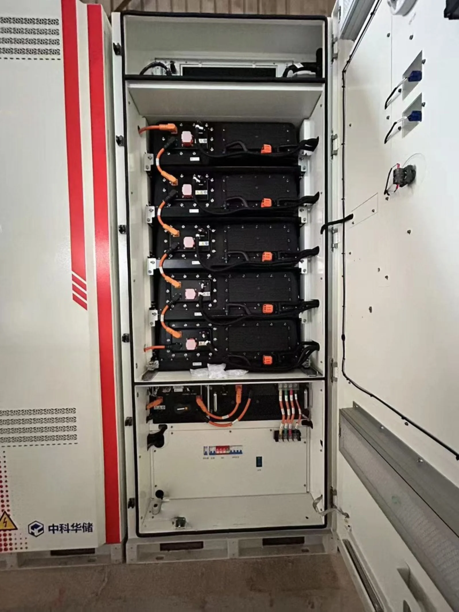 Vista interior del gabinete de refrigeración líquida integrada de 100kW/215kWh de Hua Power mostrando los módulos de batería