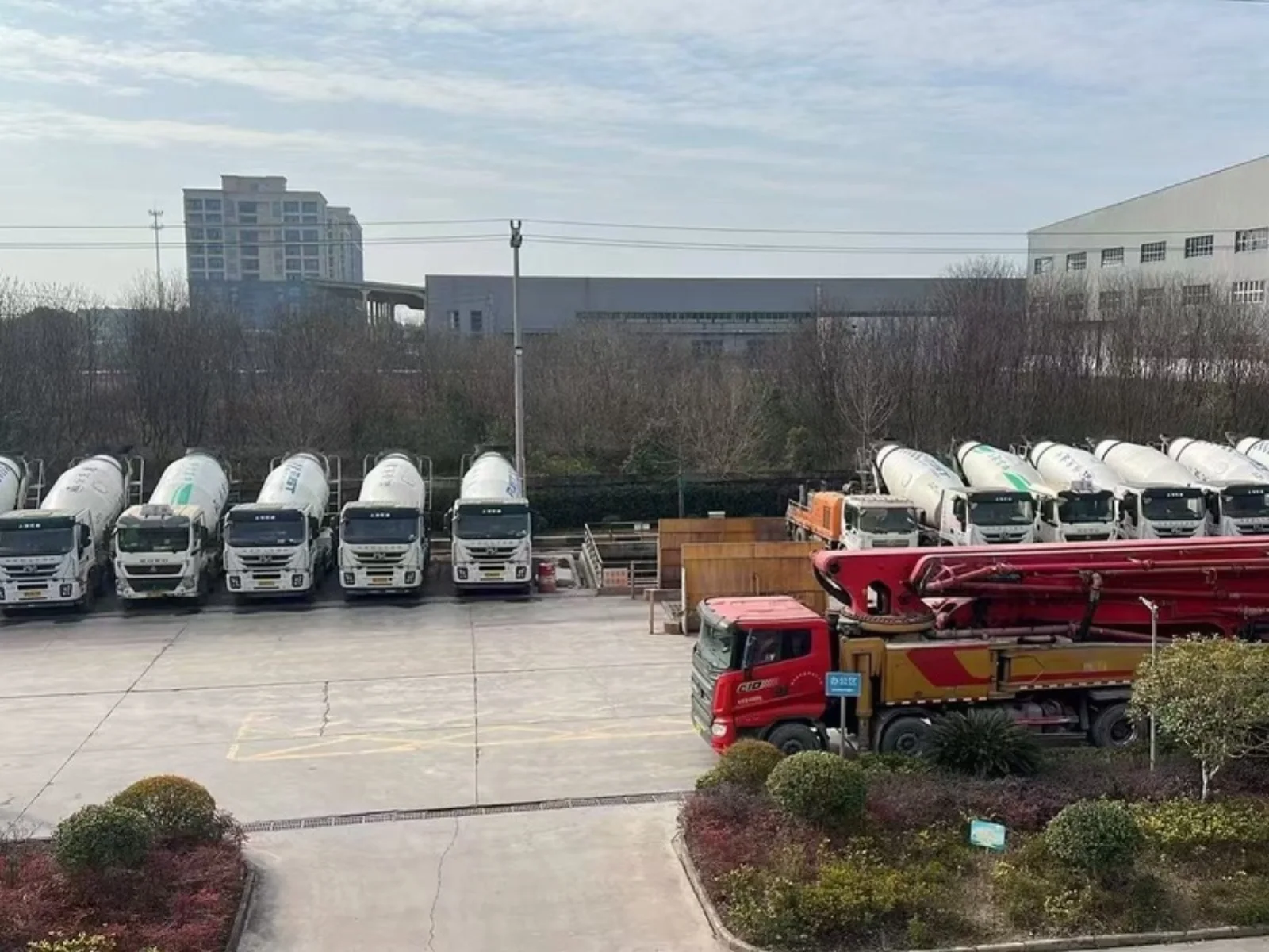 Flota de camiones hormigonera en la planta de cemento de Lanxi atendida por el sistema de almacenamiento de energía