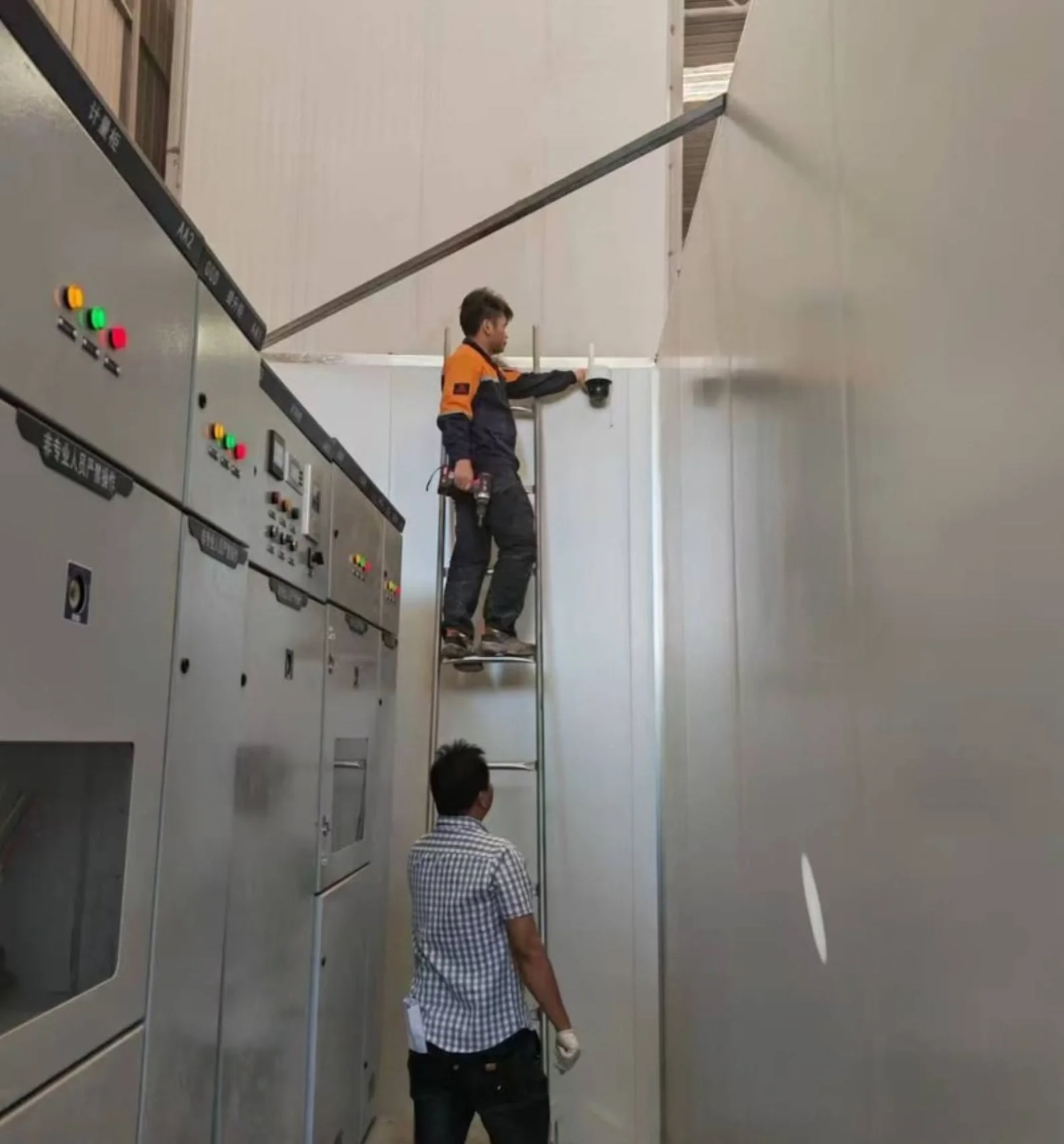 Ingenieros de Hua Power poniendo en marcha los equipos de conmutación dentro de la sala de almacenamiento de energía de la planta de cemento de Lanxi