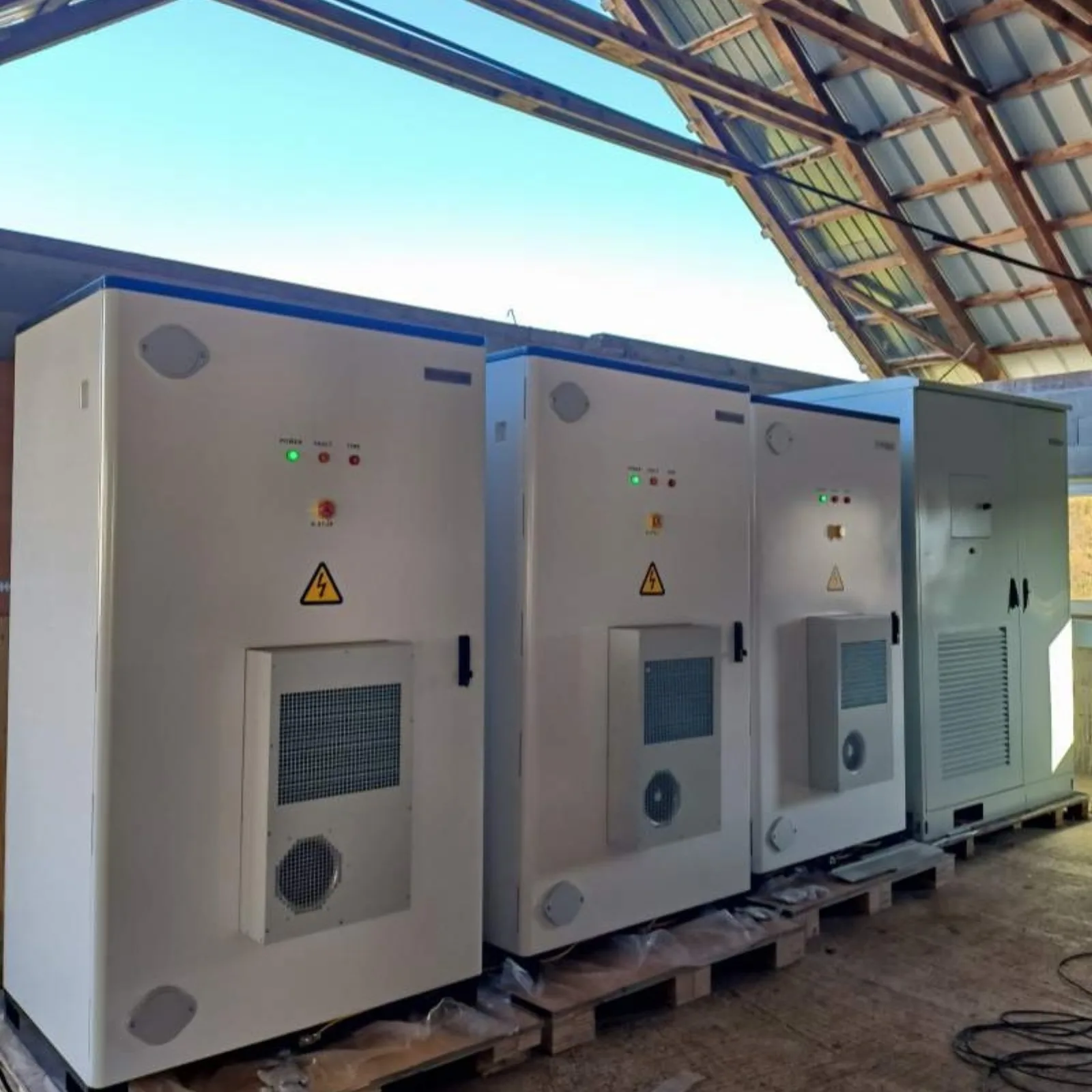 Armoires de stockage d'énergie par batterie Hua Power installées sur le site de Srezojevci