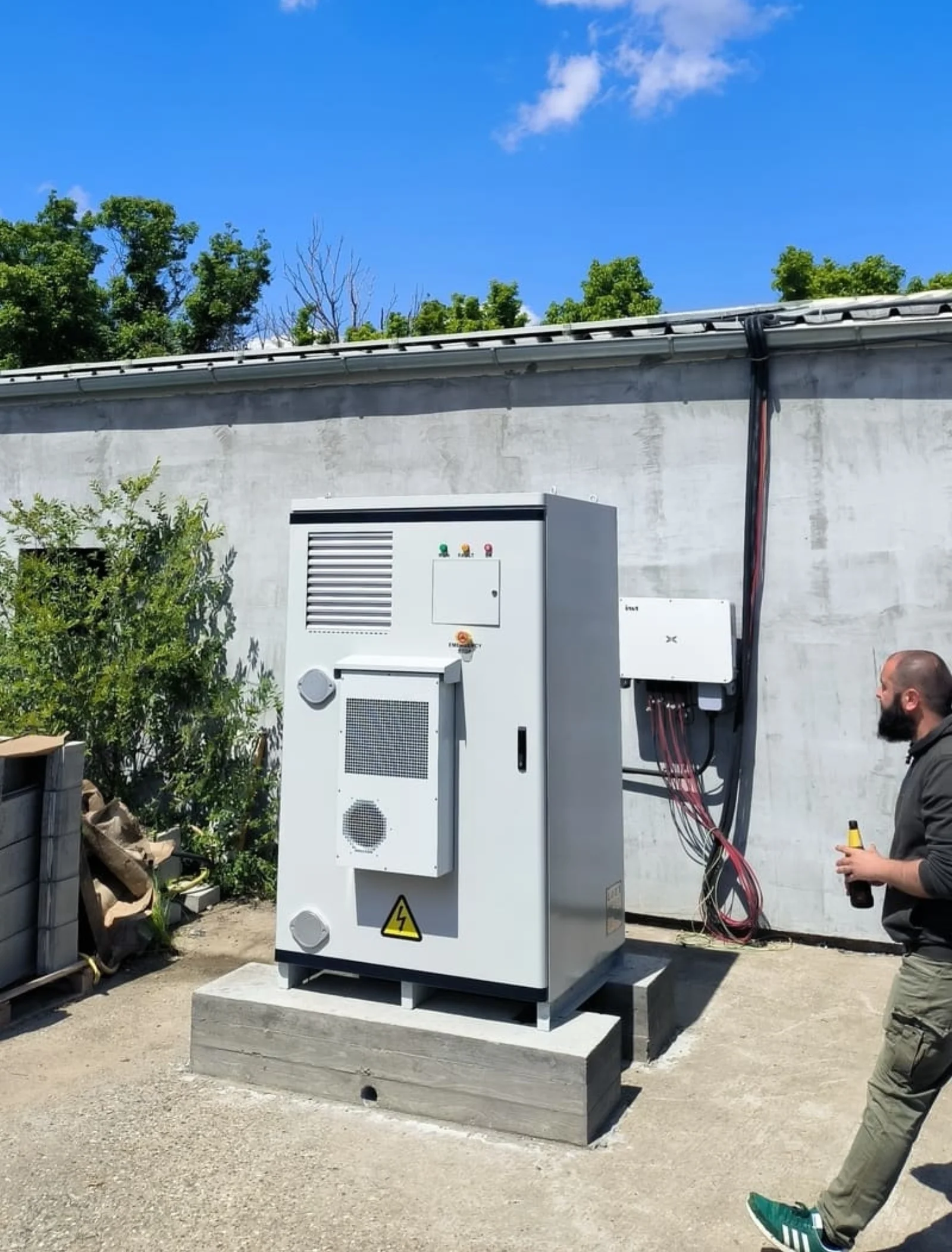 Szafa systemu magazynowania energii Hua Power HC129P 60kW/129kWh zainstalowana na zewnątrz na farmie w Kuli