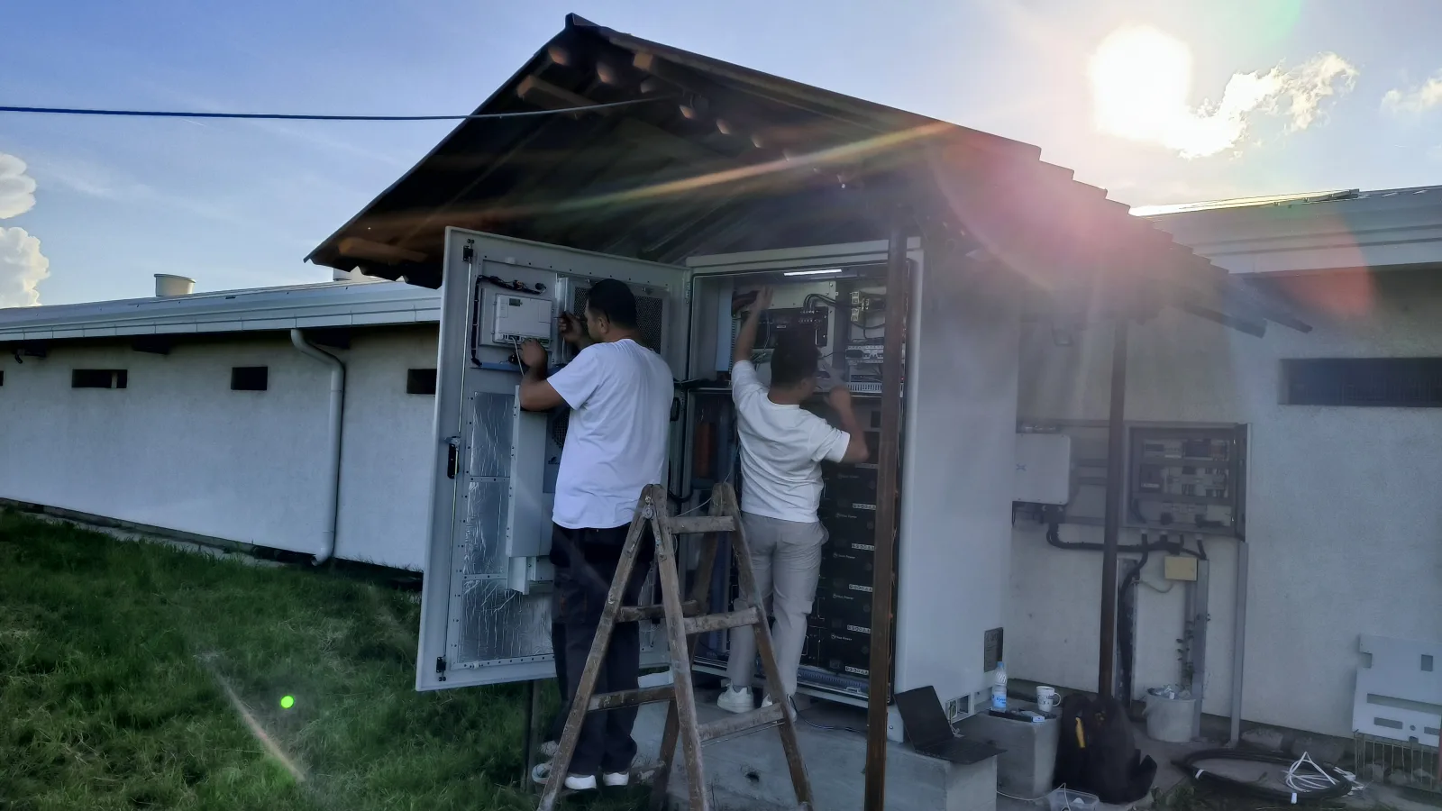 Ingénieurs de Hua Power mettant en service l'armoire HC60P-100B dans une ferme serbe