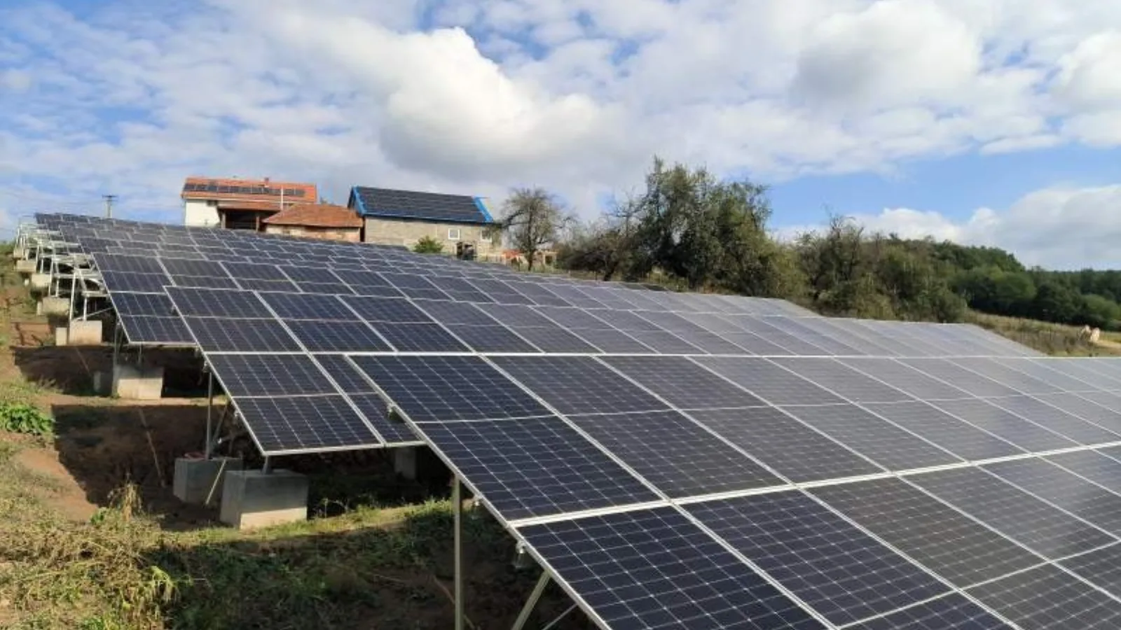 Parc PV de 180 kW monté au sol alimentant le micro-réseau hors réseau