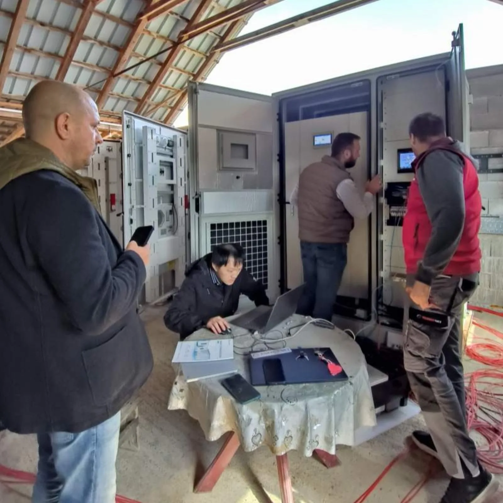 Ingénieurs de Hua Power mettant en service l'onduleur et formant l'équipe d'exploitation locale