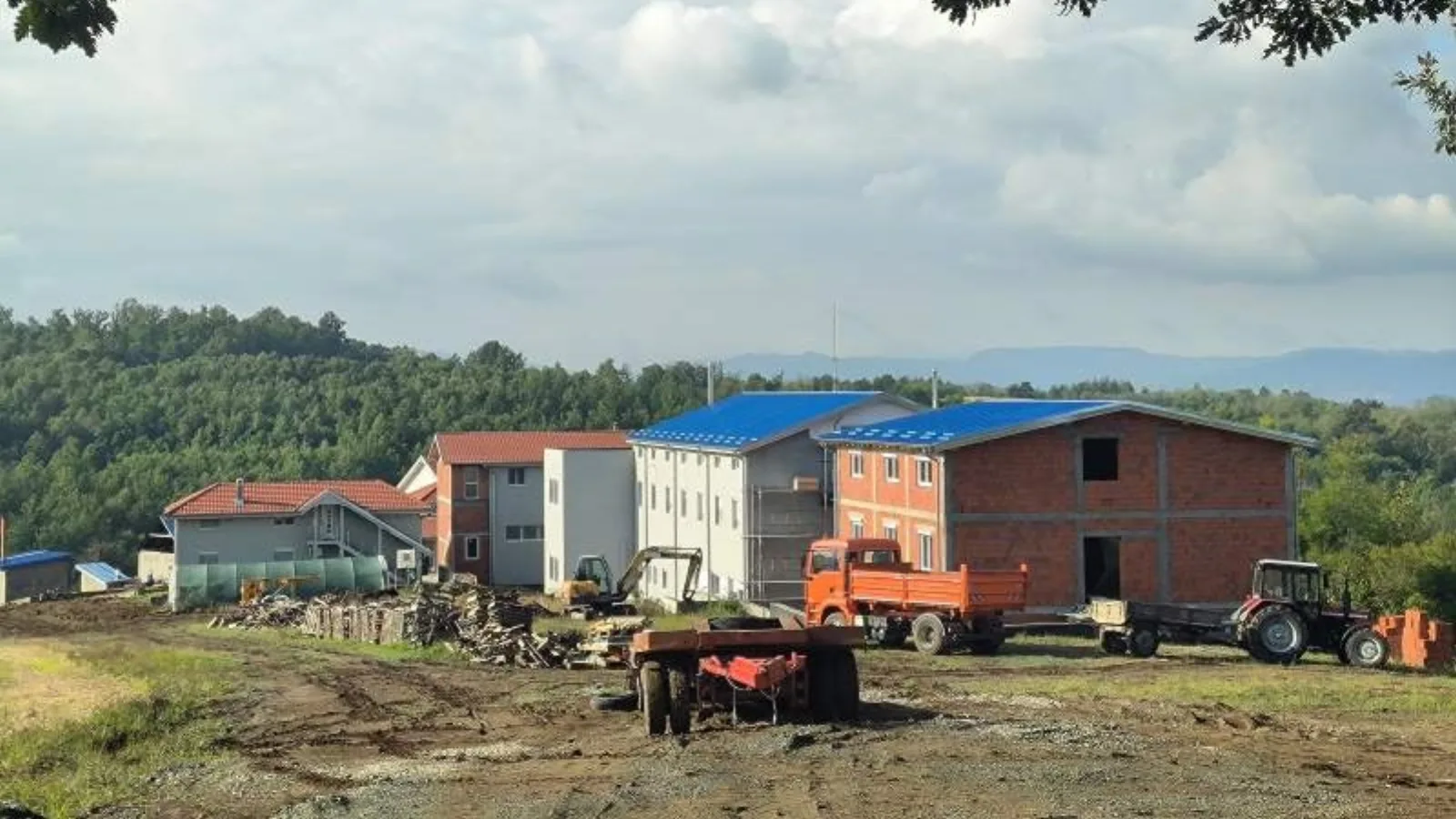 Site montagneux de Srezojevci avec des usines, des cliniques et des hôtels locaux desservis par le micro-réseau