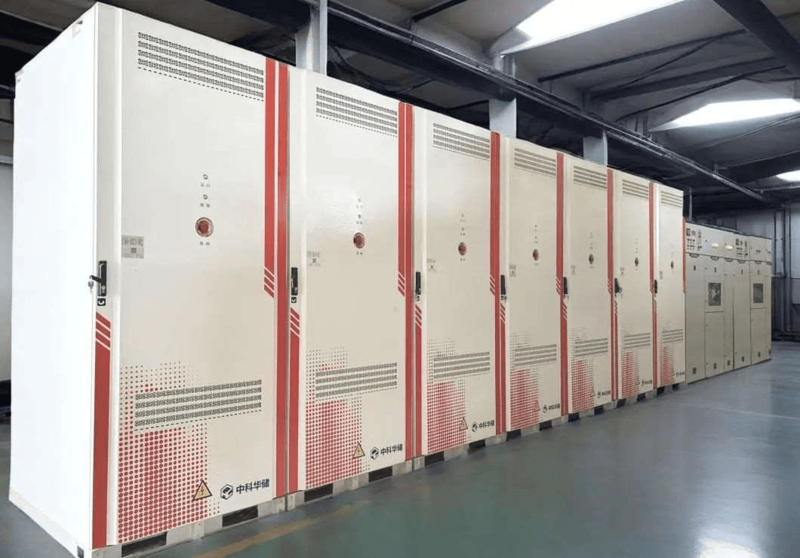 نظام تخزين طاقة مبرد بالسائل بقدرة 0.7MW/1.505MWh في مصنع أسمنت لانشي